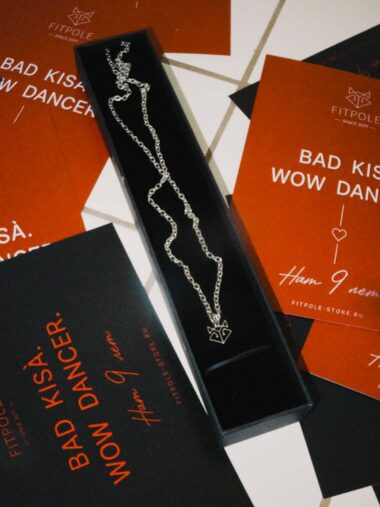 “LOGO” chain, silver