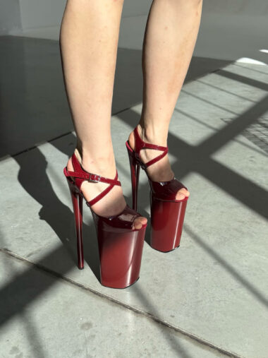 CASSANDRA GLOSSY WINE